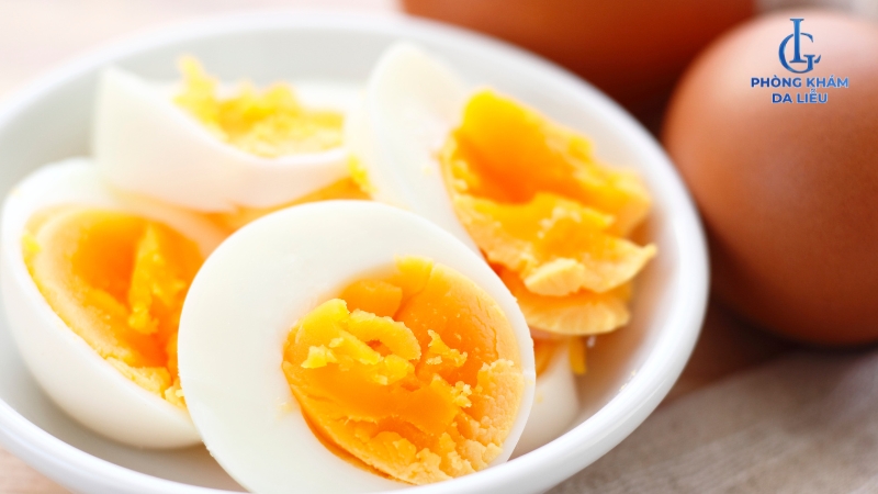 Tại sao cần hạn chế ăn trứng khi bị mụn?
