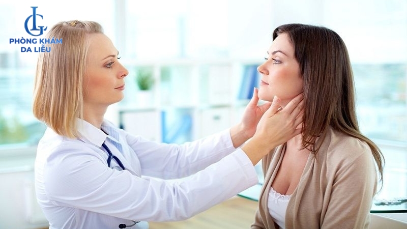 Khám mụn với bác sĩ da liễu