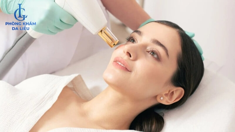 Trị mụn đầu trắng tại spa