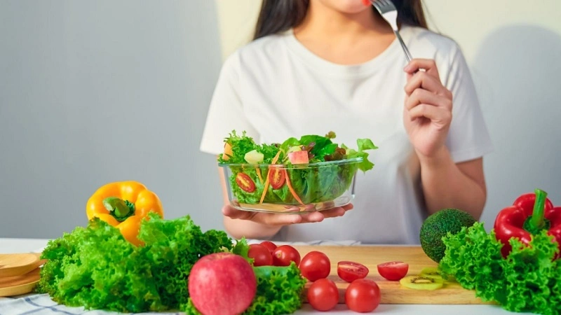 ăn nhiều rau xanh và hoa quả