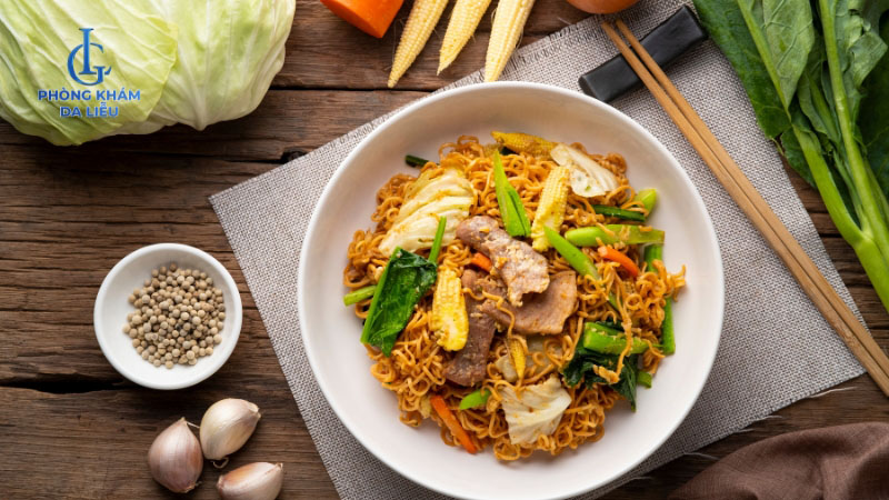 Cách ăn mì tôm không mọc mụn