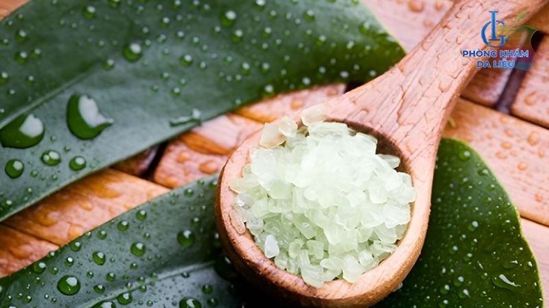 cách trị mụn lưng bằng muối và trà xanh