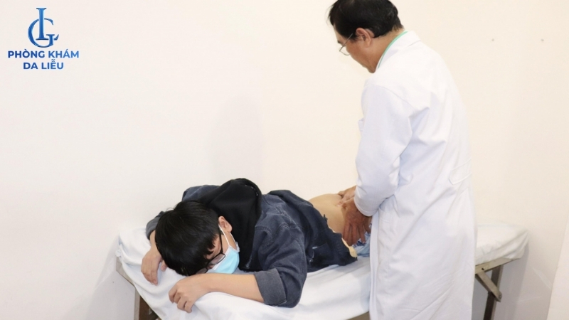 can thiệp y tế trị mụn nhọt ở lưng