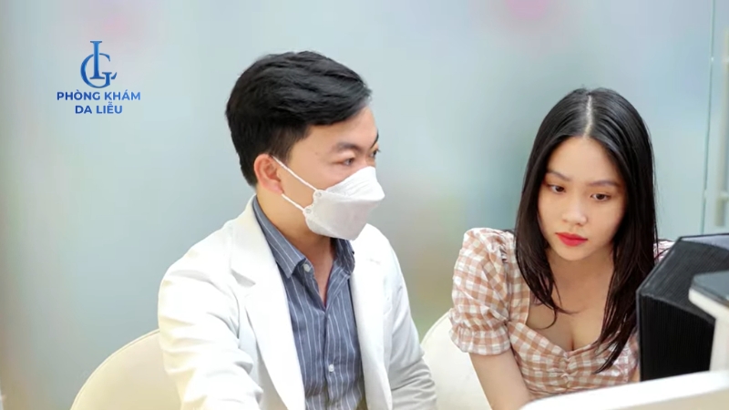 bác sĩ da liễu LG thăm khám