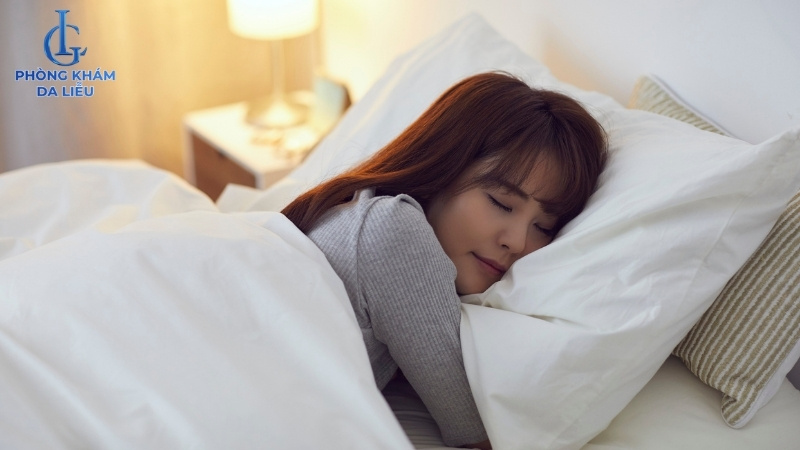 Ngủ đúng giờ cải thiện mụn lưng do nóng gan