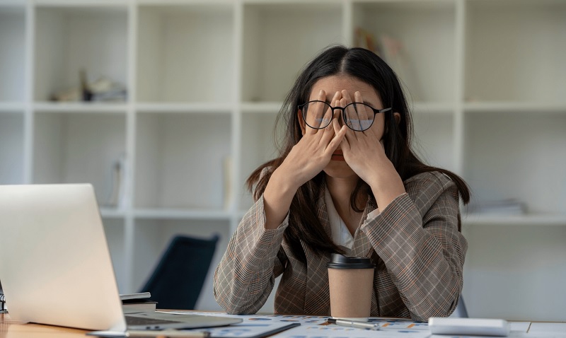 stress gây mụn trứng cá đỏ