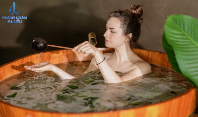 tắm lá gì trị mụn lưng