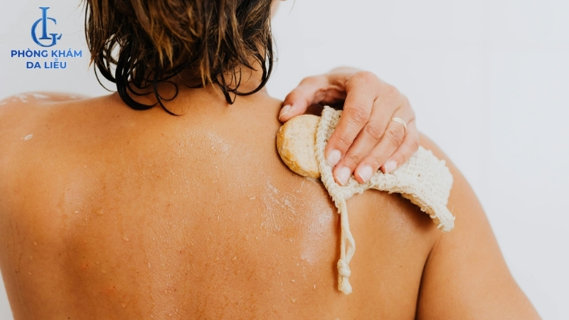 Tắm rửa vệ sinh cá nhân tốt cải thiện mụn lưng do nóng gan