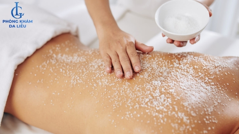 tẩy tế bào chết ngăn ngừa mụn nang ở lưng