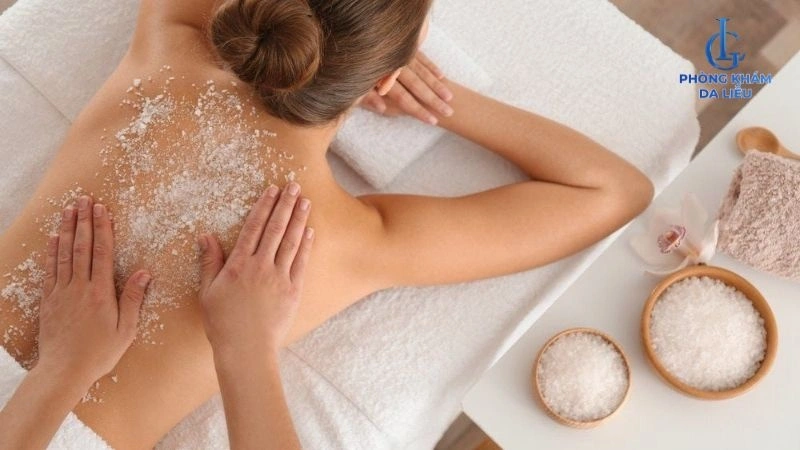 Dùng muối để trị mụn lưng đúng liều lượng