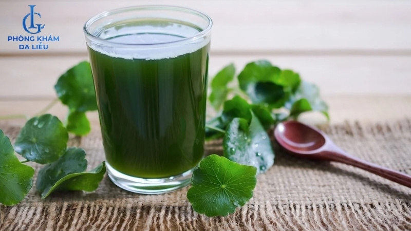 Uống nước rau má giúp mát gan cải thiện mụn lưng