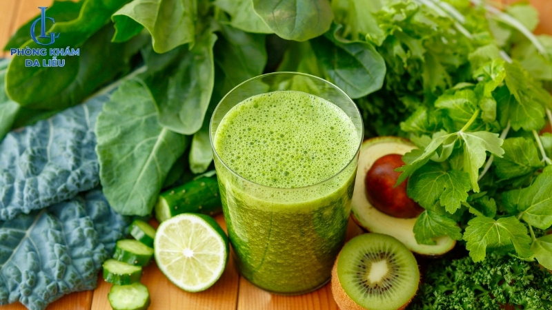 Ưu tiên rau xanh cải thiện mụn lưng do nóng gan