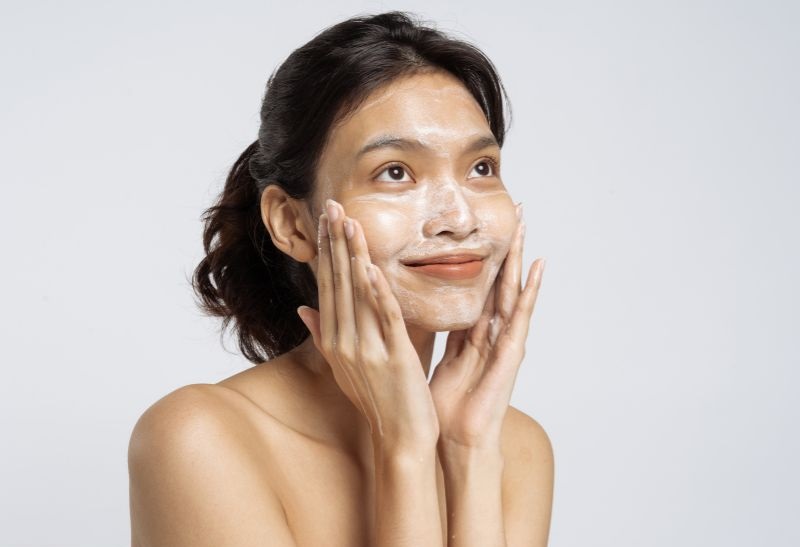 Rửa mặt hàng ngày với bột cám gạo