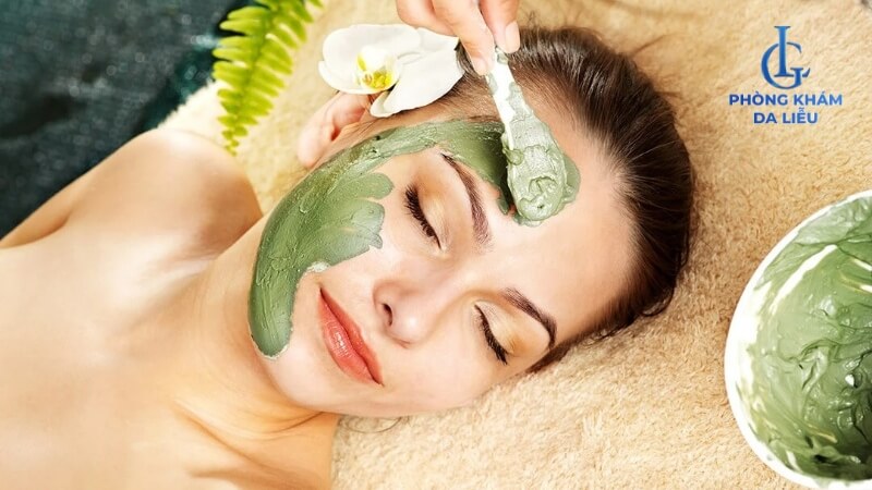 Đắp mặt nạ nha đam và bùn khoáng trị mụn