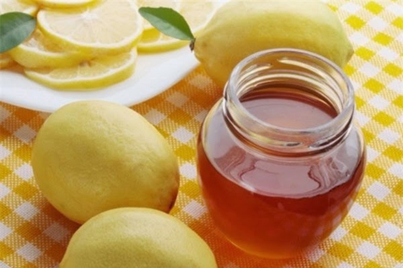 trị mụn trứng cá bằng khoai tây​ và mật ong