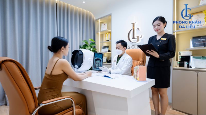 Thăm khám với bác sĩ da liễu