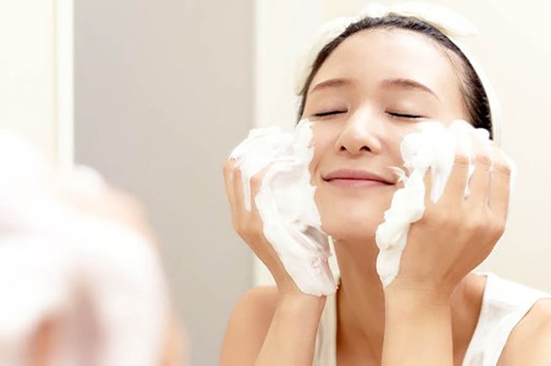 mụn đầu đen có nên nặn không