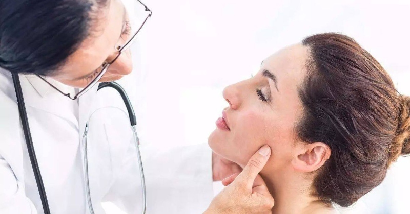 Mụn đầu đen có tự hết được không
