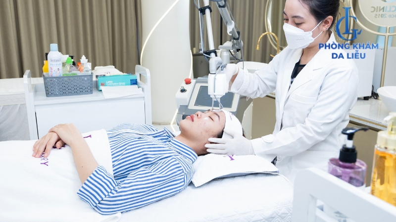 bác sĩ điều trị sẹo rỗ bằng laser co2