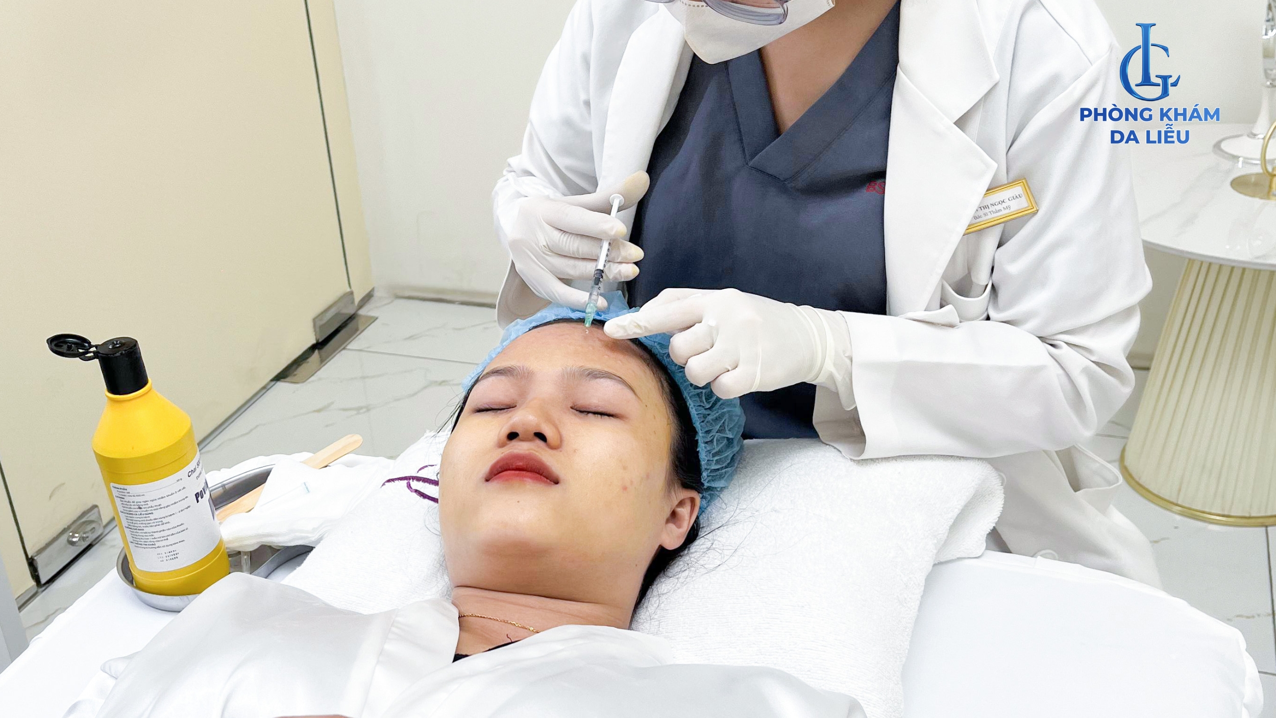 Bác sĩ đang tiêm meso trị sẹo cho khách