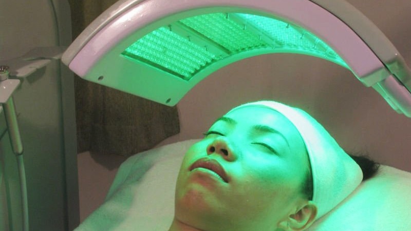 ánh sáng xanh lá trị mụn
