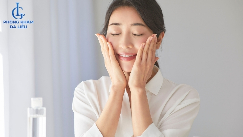 massage dưỡng ẩm da sau khi điều trị sẹo rỗ