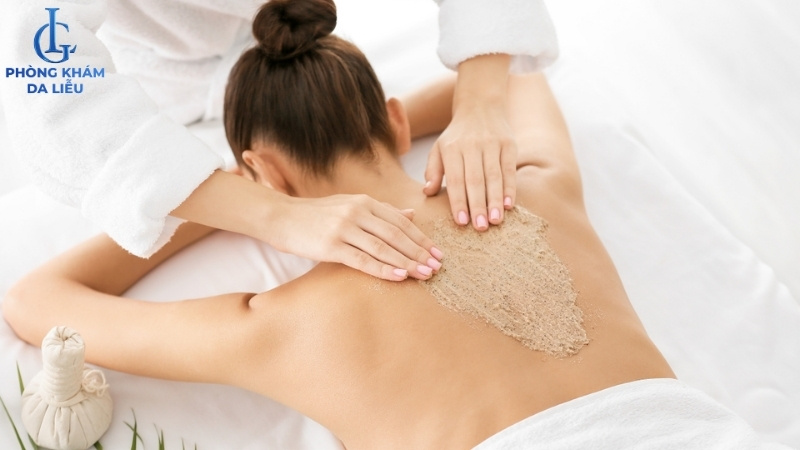 tẩy tế bào chết trị mụn ẩn ở lưng