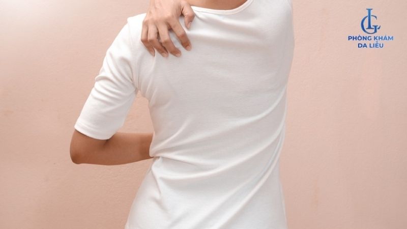 bí tắc gây mụn lưng