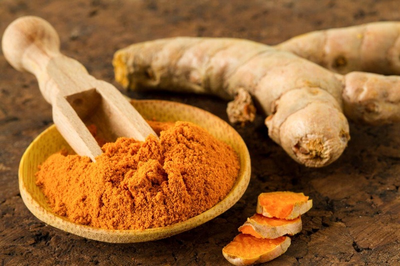 Tinh bột nghệ trị mụn lưng ở nữ​