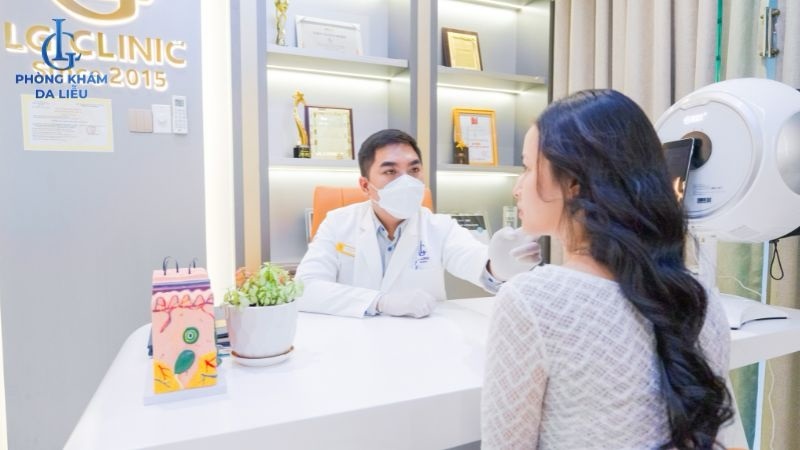 Bác sĩ thăm khám trước khi điều trị mụn