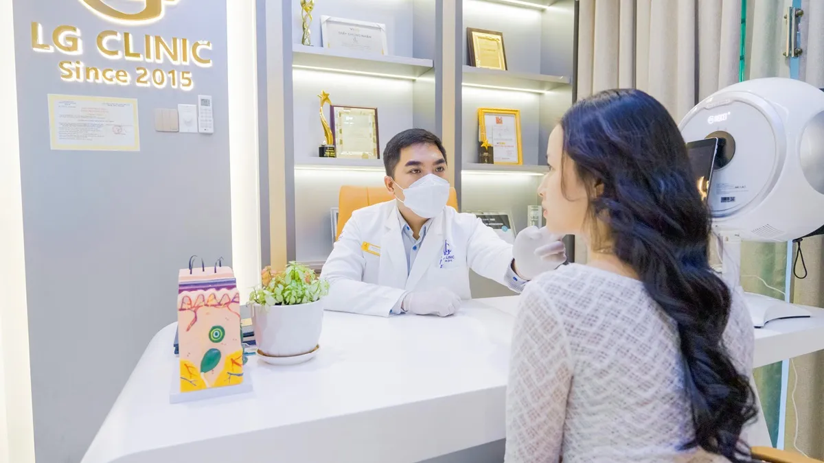 Bác sĩ thăm khám