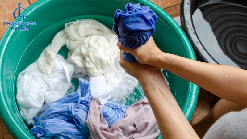 giữ vệ sinh cơ thể ngăn chặn những bệnh làm lưng nổi mụn đỏ