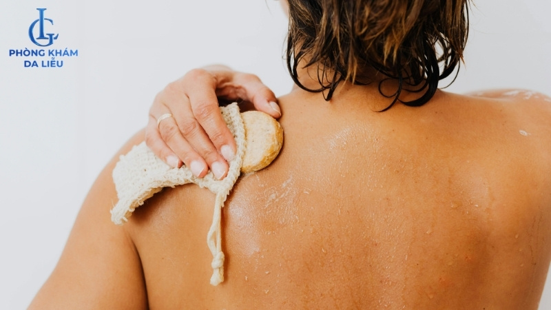 làm sạch da lưng để trị mụn bọc ở lưng