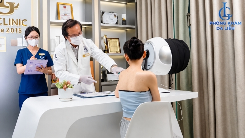 thăm khám bác sĩ để xác định đúng nguyên nhân làm lưng nổi mụn đỏ