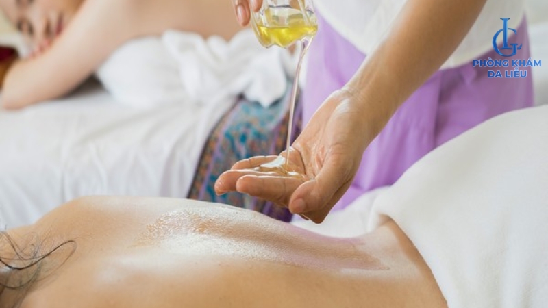 cách trị mụn lưng với tinh dầu tràm