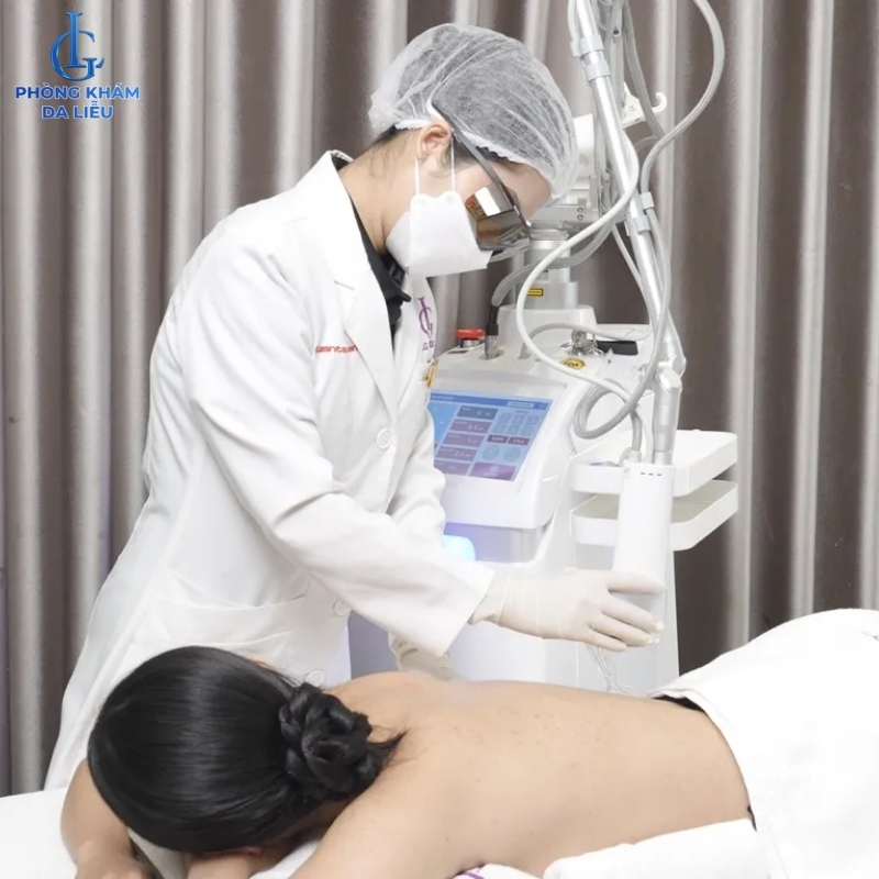 trị mụn lưng tại phòng khám da liễu lg clinic