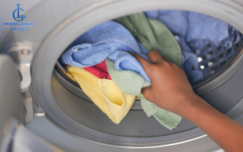 trị mụn lưng tuổi dậy thì bằng cách giặt sạch sẽ quần áo chăn ga