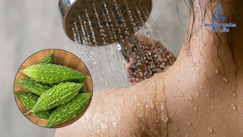 tắm khổ qua trị mụn lưng