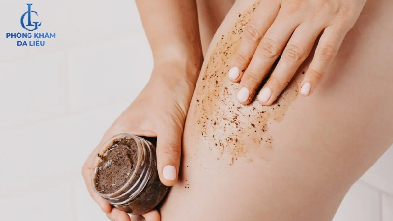 tẩy tế bào chết trị viêm nang lông ở chân