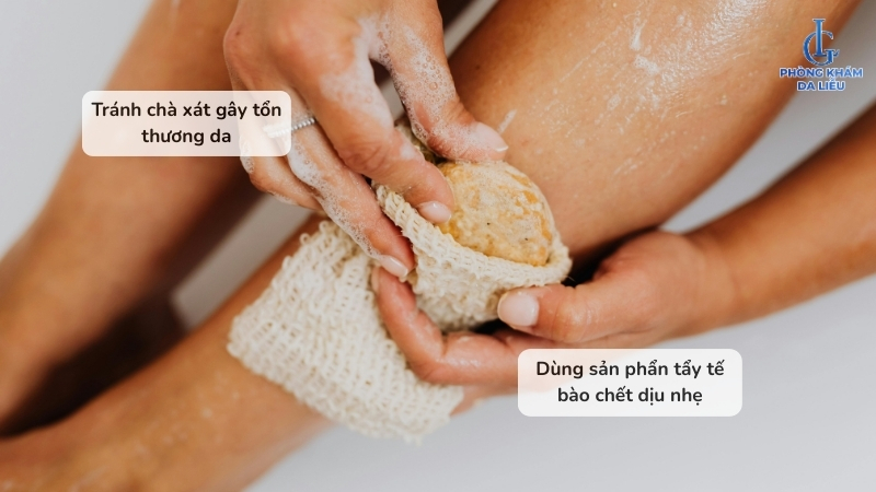 tẩy tế bào chết trị viêm nang lông chân