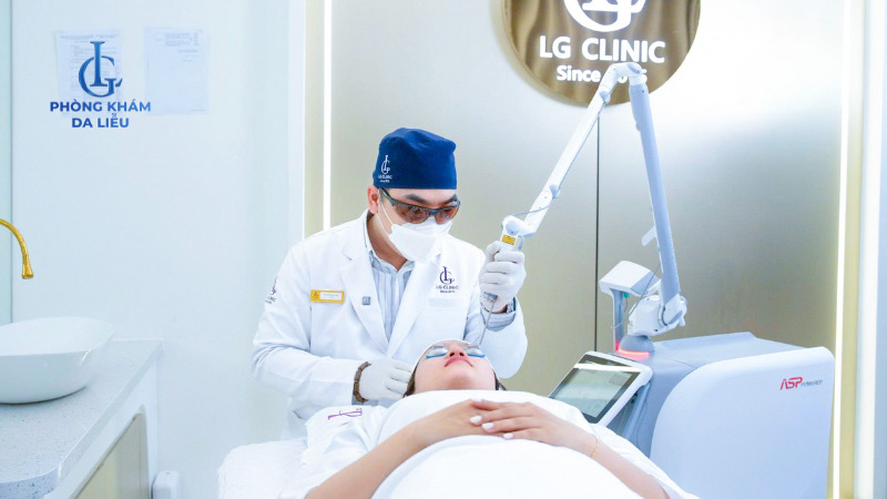 bác sĩ trị sẹo rỗ do mụn