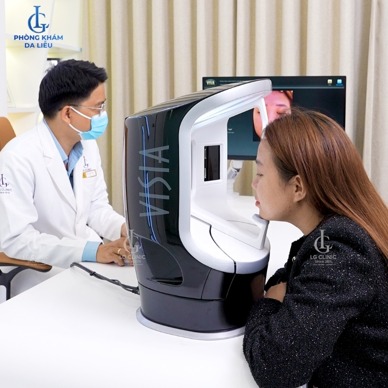 Bác sĩ đang thăm khám trước khi peel da trị nám