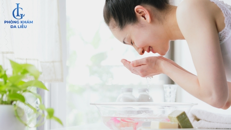 giữ vệ sinh da sạch sau khi nặn mụn để tránh sẹo rỗ