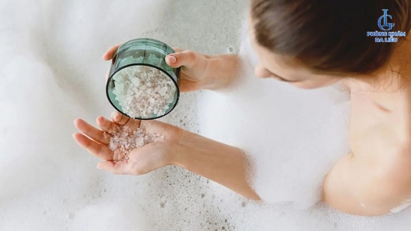 ngâm mình với muối tắm pha loãng