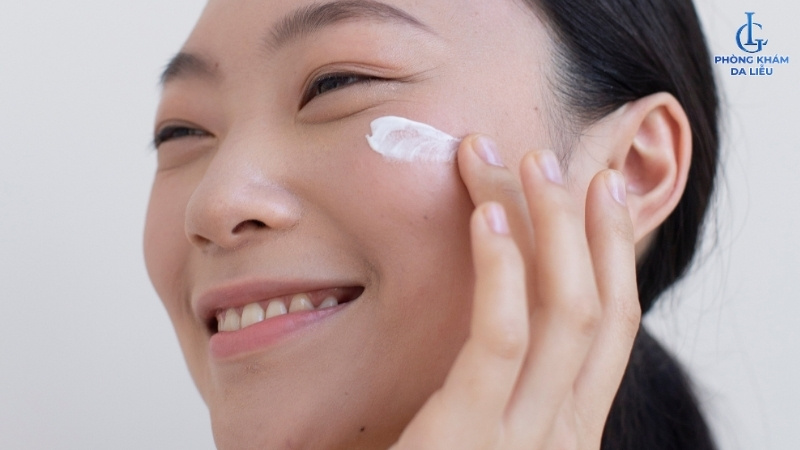 Bôi kem chống nắng