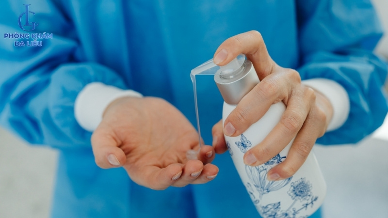 vệ sinh da hàng ngày trị viêm nang lông hồng ban hình mạng lưới