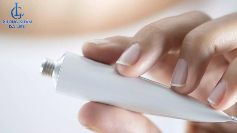 viêm nang lông hồng ban hình mạng lưới trị bằng thuốc bôi