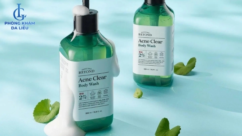 dùng sữa tắm chứa salicylic acid hoặc glycolic acid để trị mụn lưng