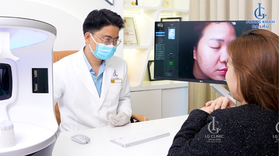 thăm khám bác sĩ trước khi điều trị nám da