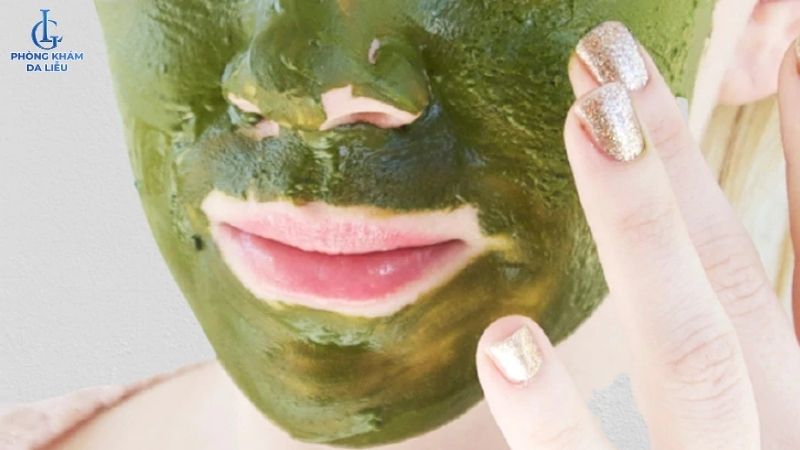 Đắp mặt nạ rau ngót trị nám